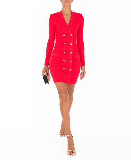 Outfit con il robe Manteau rosso Elisabetta Franchi in maglia con lavorazione a costine e scollo a V incrociato e manica lunga con spallina imbottita