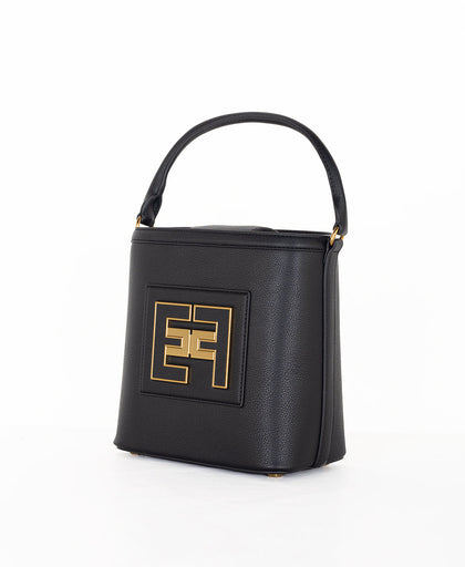 Vista laterale della borsa nera Elisabetta Franchi in simil pelle con manico singolo e tracolla separabile e maxi logo frontale in metallo light gold