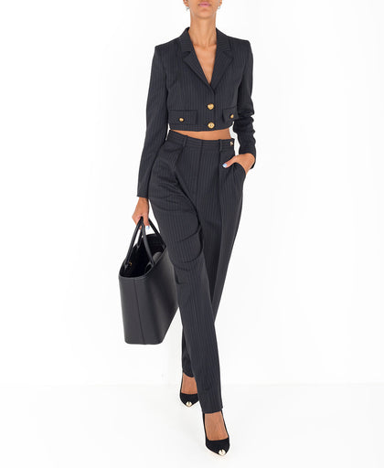 Outfit con il pantalone dritto con piega stirata nero Elisabetta Franchi in fresco di lana gessato a vita alta con dettaglio placca logo