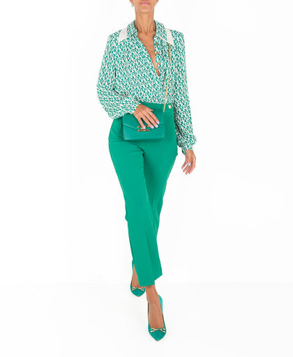 Outfit con il pantalone flare verde smeraldo Elisabetta Franchi a vita alta con dettaglio borchie diamantate in metallo light gold