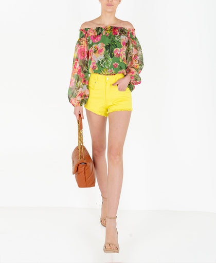 Outfit con gli short gialli Silvian Heach in denim di cotone stretch a vita alta con fondo effetto unfinished