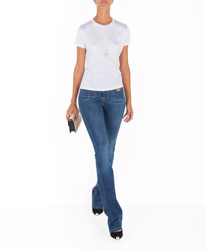 Outfit con i jeans lunghi flare Elisabetta Franchi in denim di cotone elasticizzato a vita alta con tasche frontali applicate con logo microborchiato