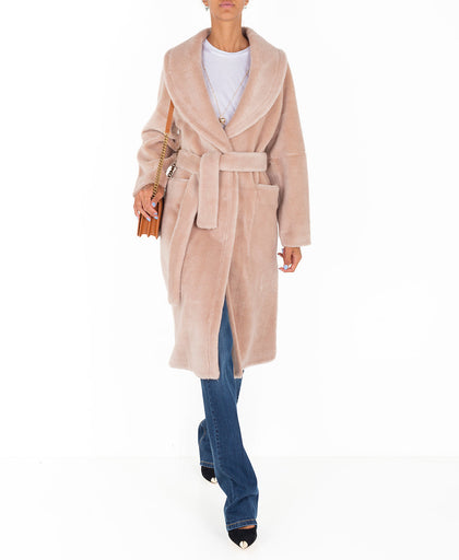 Outfit con il cappotto teddy lunghezza media beige Nenette in lana con spalmatura interna effetto montone con cintura separabile coordinata