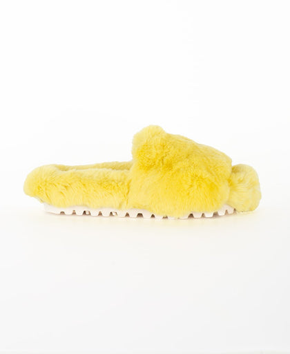 Vista laterale della ciabatta gialla Eddy Daniele in similpelliccia con interno in pelle e fondo in gomma