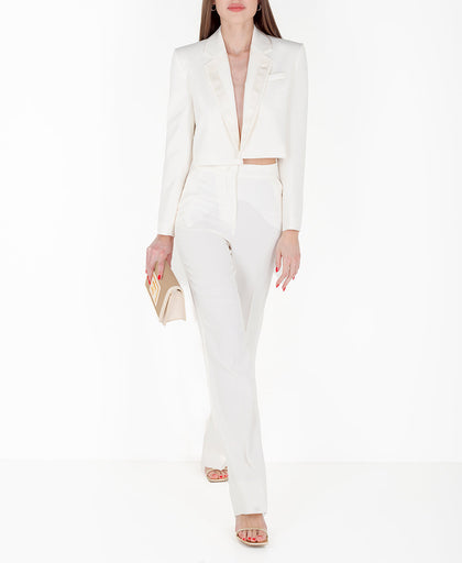 Outfit con la giacca corta bianca Pinko in crepe modello spencer con rever con dettaglio lavorato a manica a tre quarti e taschino profilato