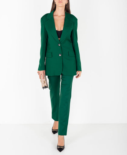 Outfit con la giacca verde over Silvian Heach in crepe con strass a manica lunga con spallina imbottita e chiusura con bottone singolo