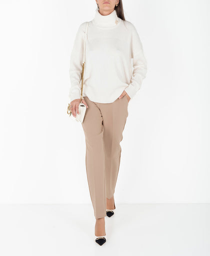 Outfit con la maglia over bianco lana Liu Jo a collo alto con dettaglio in strass e manica lunga