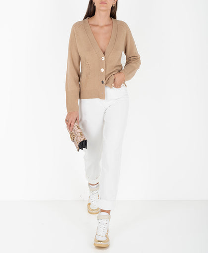 Outfit con il cardigan cammello Nenette in lana e cashmere con scollo profondo a V e manica lunga taglio raglan e con bottoni in metallo