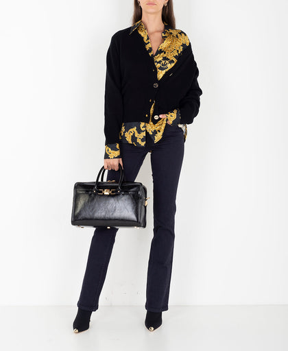 Outfit con il cardigan nero Nenette in lana e cashmere con scollo profondo a V e manica lunga taglio raglan e con bottoni in metallo