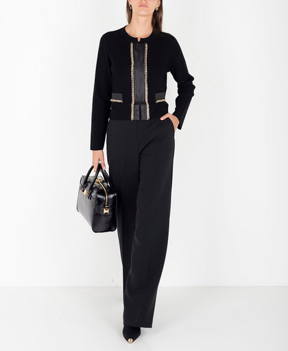 Outfit con il cardigan nero Liu Jo con inserti in similpelle con profili in catena light gold