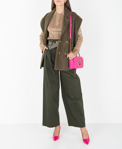 Outfit con il gilet doppiopetto verdone Pinko in simil pelliccia con ricamo piazzato in filo dorato dietro