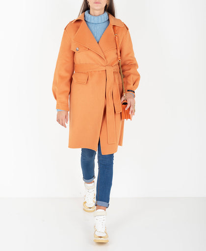 Outfit con il cappotto arancio Silvian Heach con manica lunga a sbuffo al fondo e mostrina sulle spalle e chiusura con fusciacca
