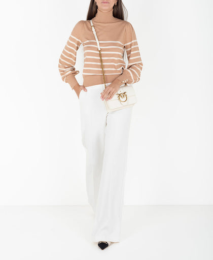 Outfit con la maglia Liu Jo a righe panna e beige a collo alto e manica lunga a sbuffo con applicazioni gioiello in perle sintetiche sul polsino
