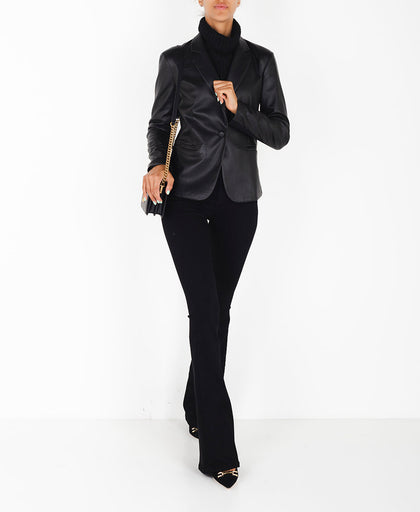 Outfit con la giacca nera Liu Jo in tessuto spalmato effetto pelleo con inserti in tessuto elasticizzato sul fianco