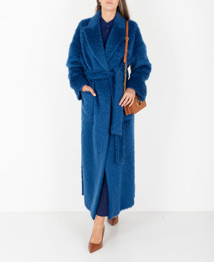 Outfit con il cappotto blue Breras in misto lana mohair e lana vergine con spacchi laterali e chiusura con bottone interno e fusciacca abbinata