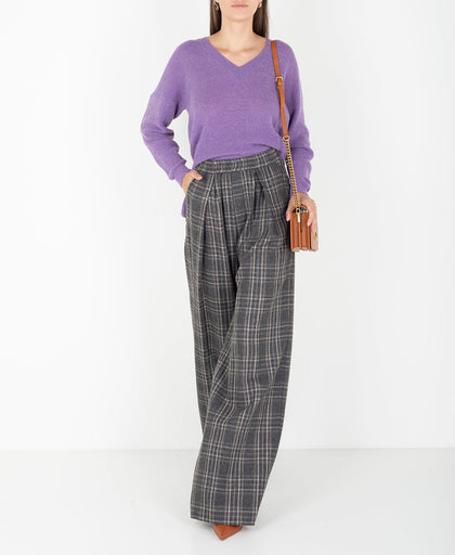 Outfit con la maglia viola Manila Grace con scollo a V a manica lunga con spalla scesa e spacchetti laterali e taglio asimmetrico