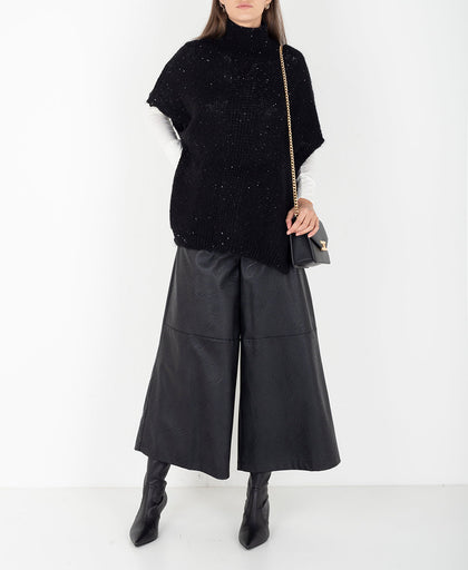 Outfit con la maglia lunga nera con spacchi laterali Manila Grace con paillettes a collo alto e manica corta