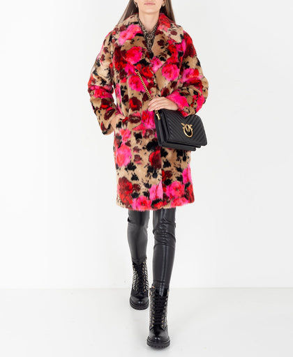 Outfit con il cappotto fucsia Blugirl in similpelliccia stampa rose con scollo a V con rever e manica lunga raglan