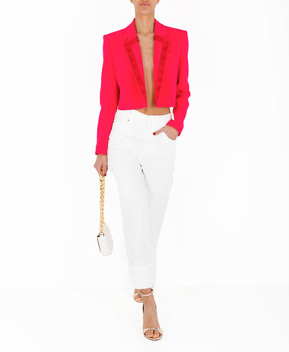Outfit con la giacca corta red Pinko in crepe modello spencer con rever con dettaglio lavorato a manica a tre quarti e taschino profilato