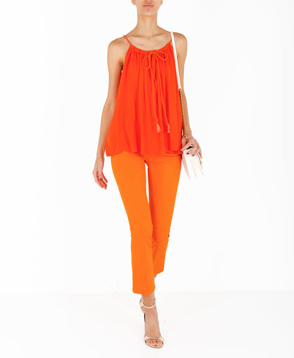 Outfit con il top arancione Silvian Heach in georgette di viscosa con scollo tondo con coulisse e spallina in passamaneria regolabile