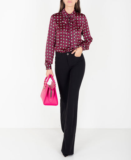 Outfit con la camicia fuchsia Liu Jo in raso stampa geometrica con colletto con fiocco separabile e manica lunga con polsino e bottone