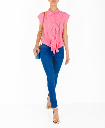 Outfit con la camicia rosa Silvian Heach in viscosa e lino con spalla scesa e dettaglio rouches e nodo al fondo