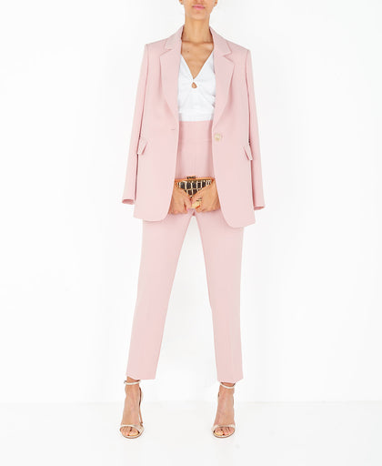 Outfit con il pantalone dritto rosa Pinko a vita alta con pences e piega stirata