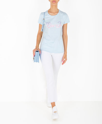 Outfit con la t shirt azzurra Liu Jo in cotone a manica corta con stampa logo frontale sfumato con applicazione micro strass