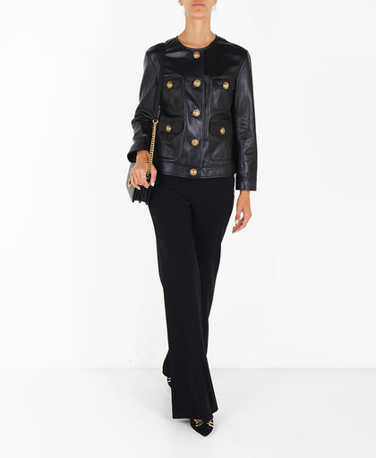 Outfit con la giacca nera Pinko modello chanel in pelle foderata con bottoni logati