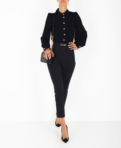 Outfit con il pantalone dritto nero Elisabetta Franchi in crepe a vita alta con dettaglio morsetto logo