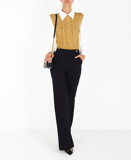 Outfit con il gilet corto oro Pinko in maglia lame con scollo tondo e spallina imbottita in lavorazione macro trecce sul davanti